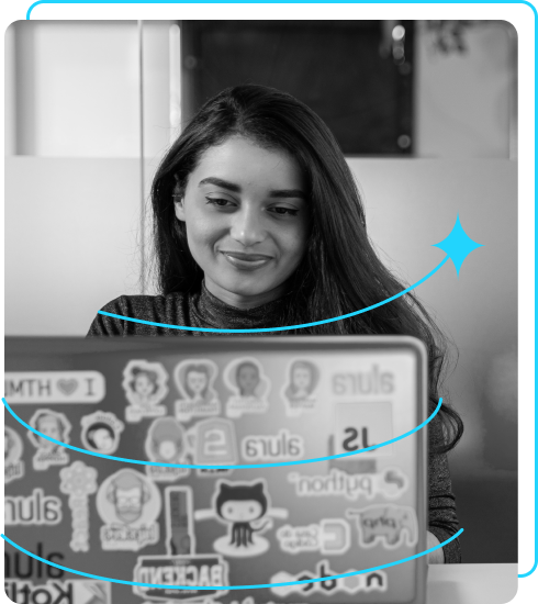 mulher olhando um computador